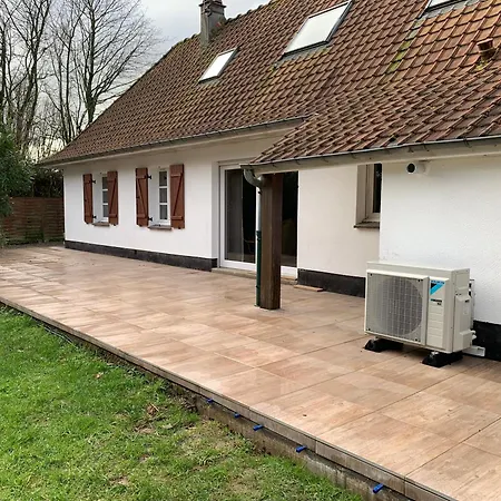 Au Jet De Pierre Villa