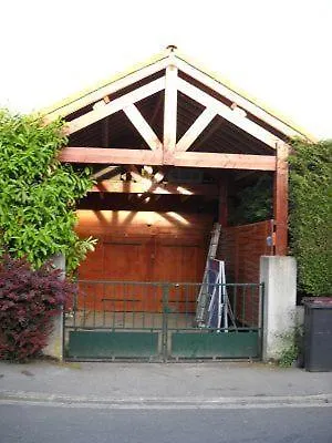 Au Jet De Pierre Villa