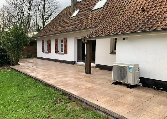 Au Jet De Pierre Villa