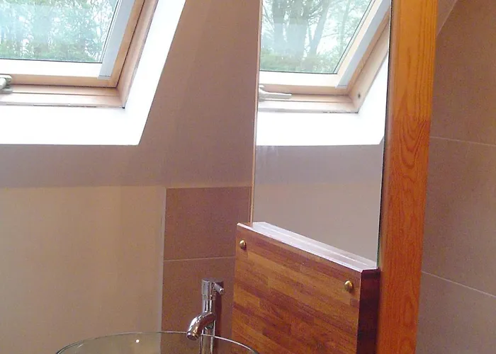 Au Jet De Pierre Villa